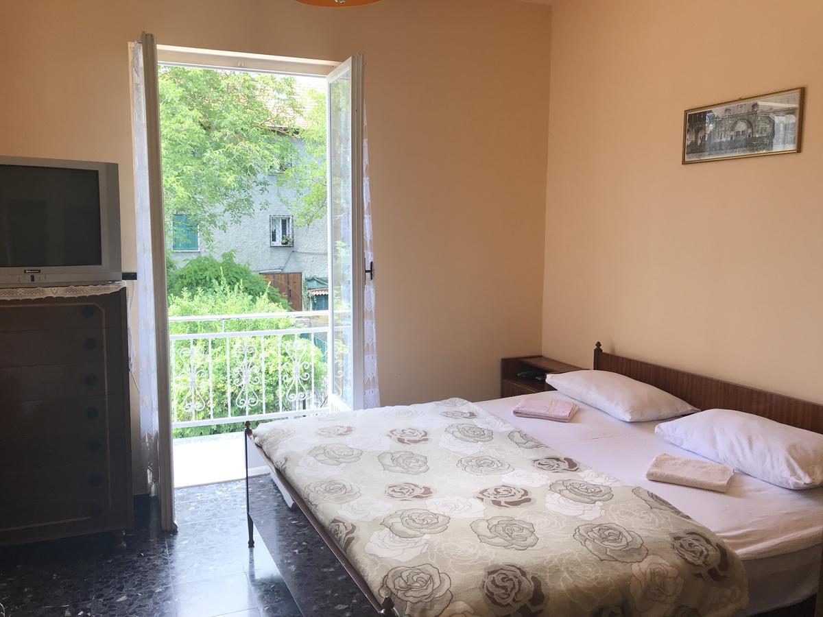 Albergo Delfino San Pietro d'Olba Buitenkant foto