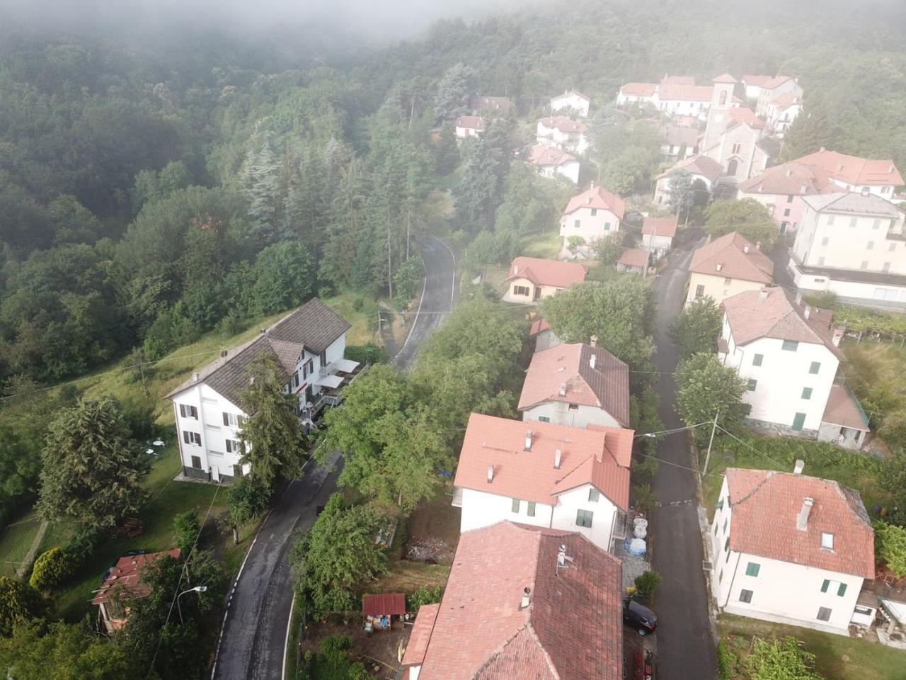 Albergo Delfino San Pietro d'Olba Buitenkant foto